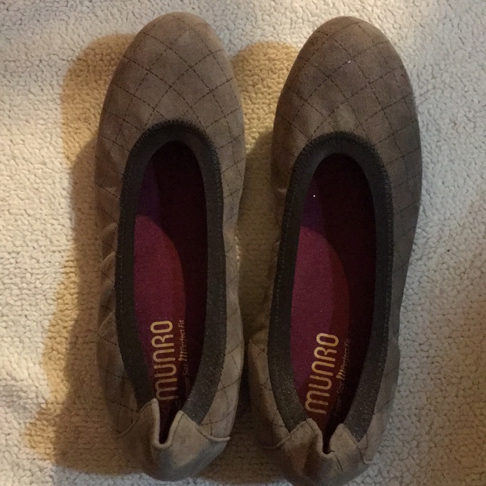 NWOT Munro brown suede flats